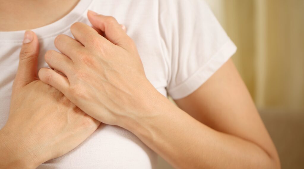 Coração feminino estilizado com eletrocardiograma (ECG) irregular, simbolizando fibrilação atrial.