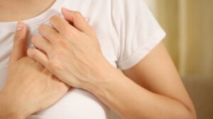 Coração feminino estilizado com eletrocardiograma (ECG) irregular, simbolizando fibrilação atrial.