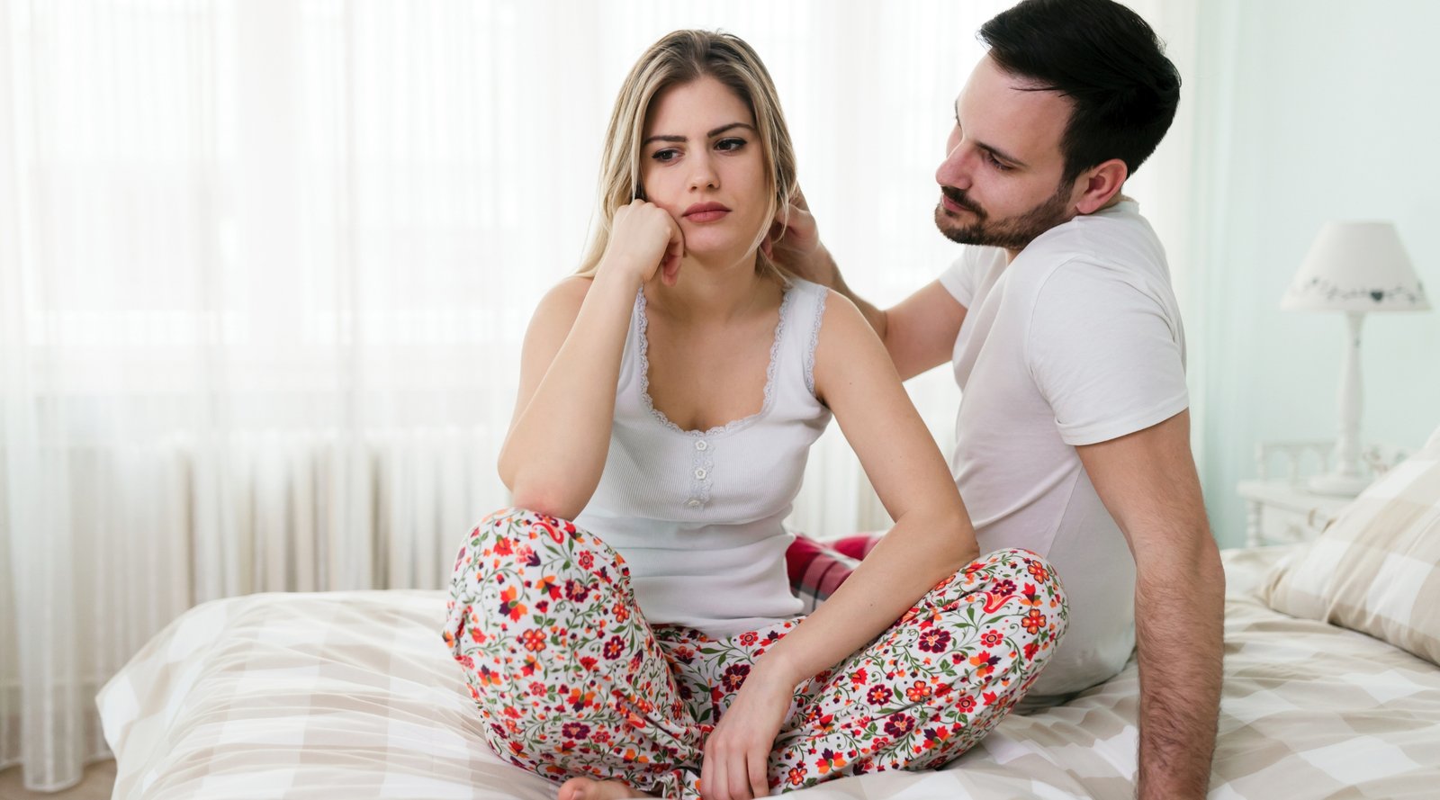 Mulher sentindo dor pélvica durante relação sexual, simbolizando dispareunia.