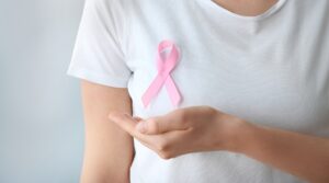 Fita rosa, símbolo da conscientização do câncer de mama, com um estetoscópio.