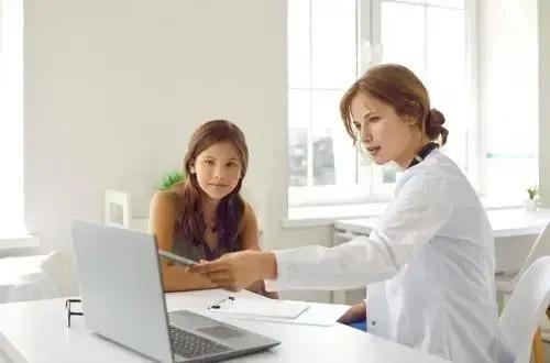 Entenda a primeira menstruação: Saúde ginecológica para adolescentes