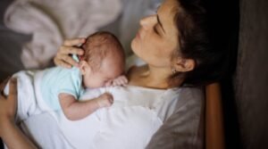 Pós-parto: Cuidados essenciais para a recuperação da mãe.