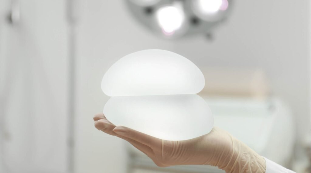 A importância do acompanhamento mastológico para mulheres com prótese de silicone.