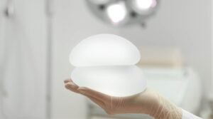 A importância do acompanhamento mastológico para mulheres com prótese de silicone.